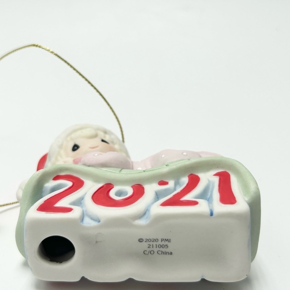 🌨️❄️🔴Precious Moments - Baby’s 1st Christmas (2021) Porcelain Ornament - Picture 16 of 17